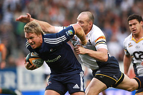 the Stormers' Jean de Villiers eludes Stirling Mortlock. (Getty Images)2008