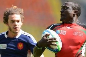 Collins Injera (right) tracked by France’s Terry Bouhraoua (L)